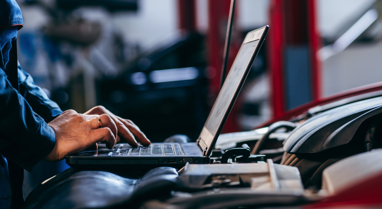 Homme qui fait une inspection via logiciel informatique